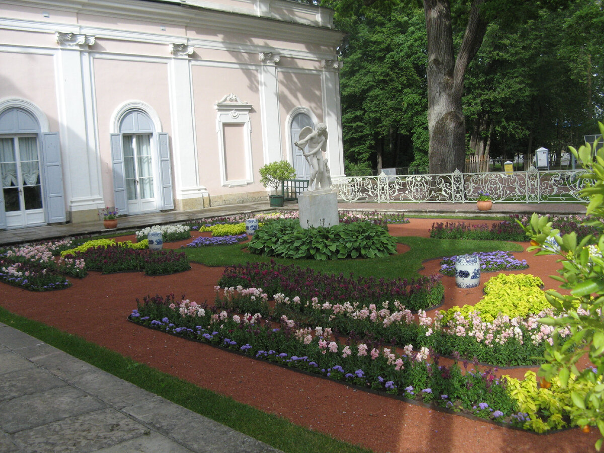 Прекрасный сад у Китайского дворца в Ораниенбауме. Фото автора.