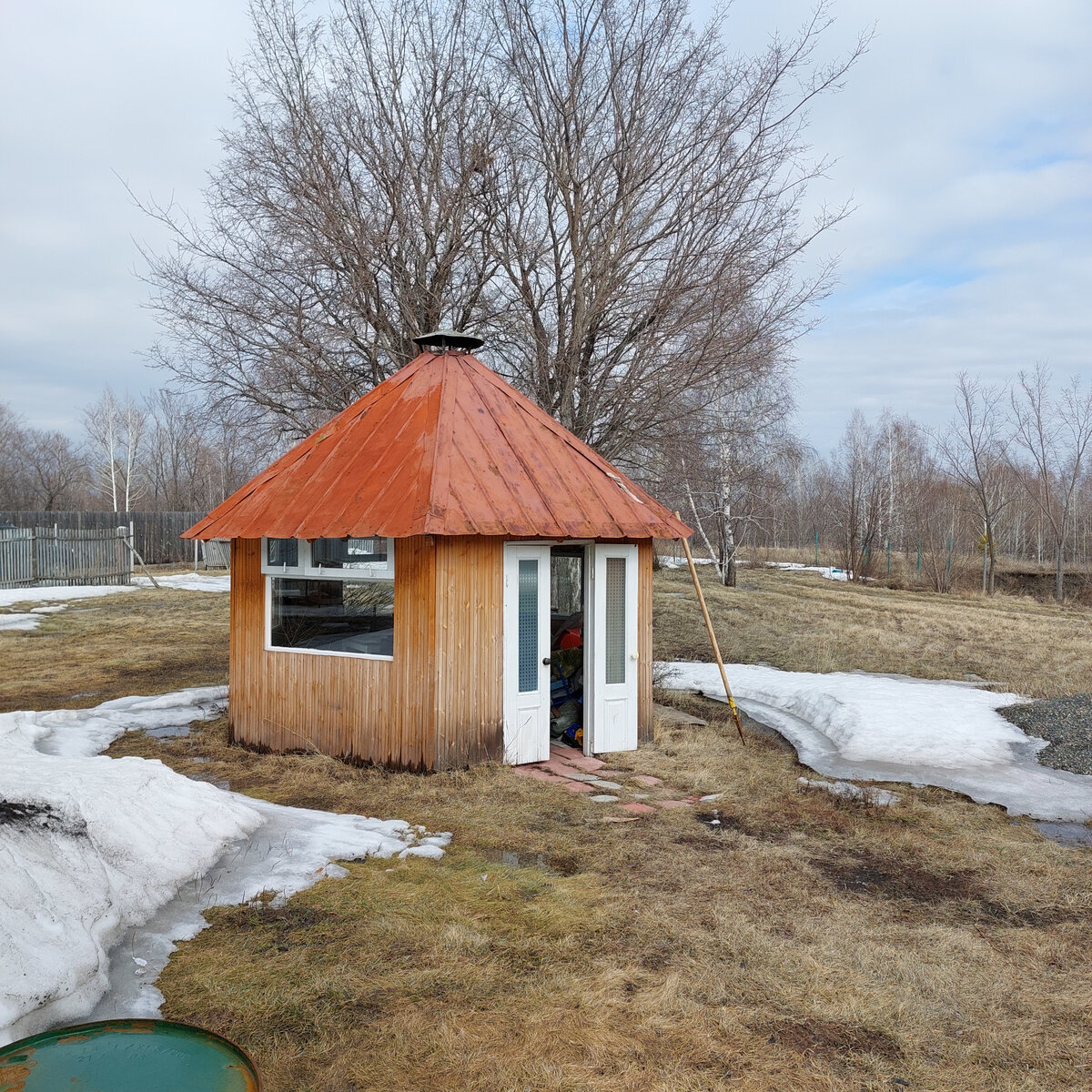Барбекюшница почти готова к приему жаждущих шашлыков