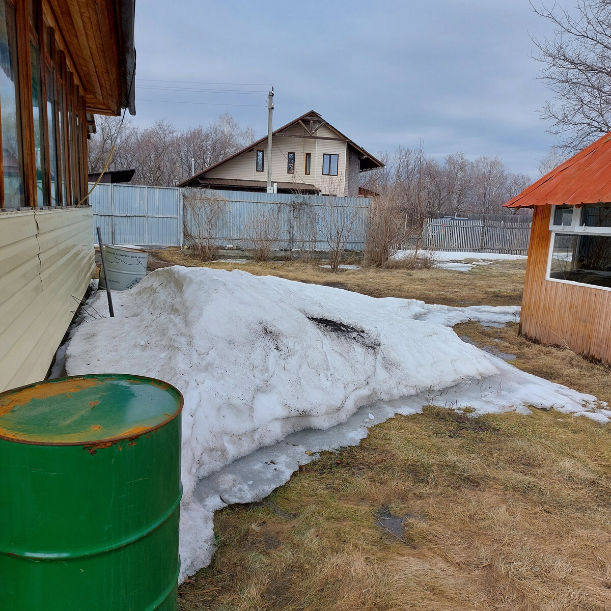 Снегу, кстати, остается совсем мало. В прошлые годы здесь сугробище этот таял до начала мая.