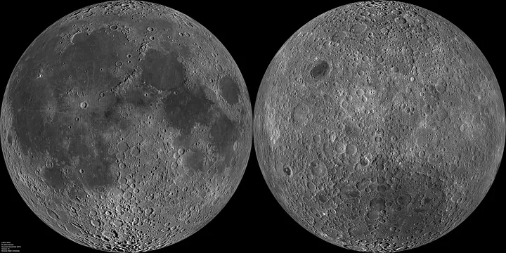 На этой двусторонней мозаике с лунного разведывательного орбитального аппарата НАСА показаны ближняя (слева) и дальняя (справа) стороны Луны с использованием современных технологий. Мы впервые увидели дальнюю сторону только в 1959 году, и нам потребовалось 55 лет, чтобы понять, почему она так отличается от ближней стороны с точки зрения кратеров, морей и толщины коры.