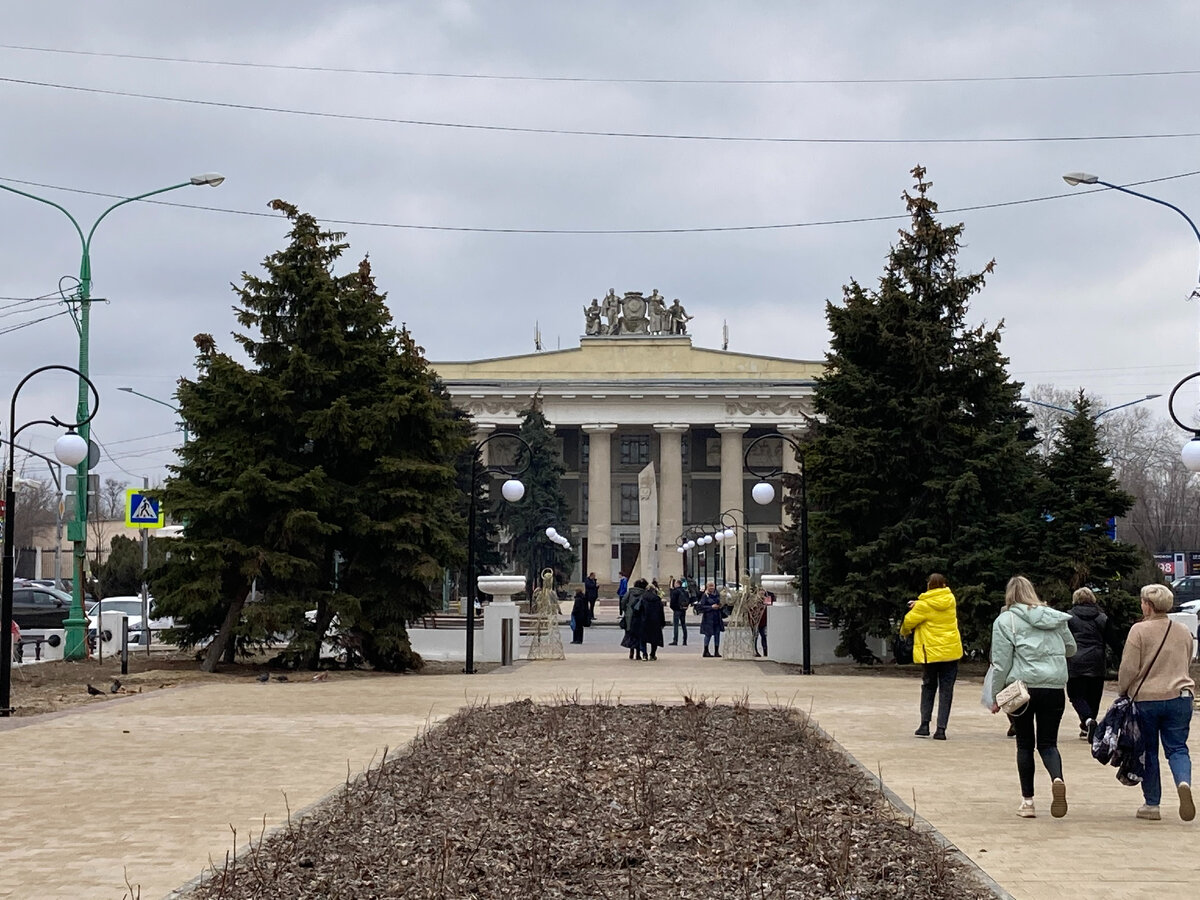 Суслики-комсомольцы, суслик у кинотеатра в парке 