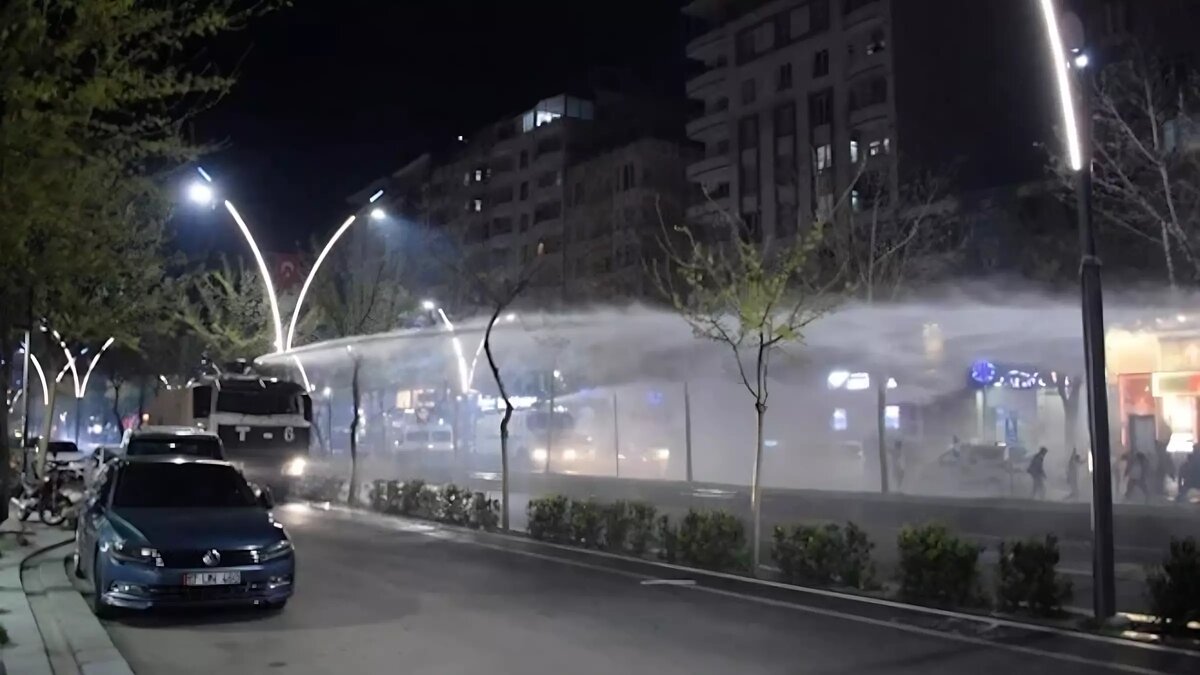     Сторонники прокурдской партии устроили акции протеста в восьми турецких провинциях. Они требуют восстановить мандат новоизбранного мэра Абдуллы Зейдана.