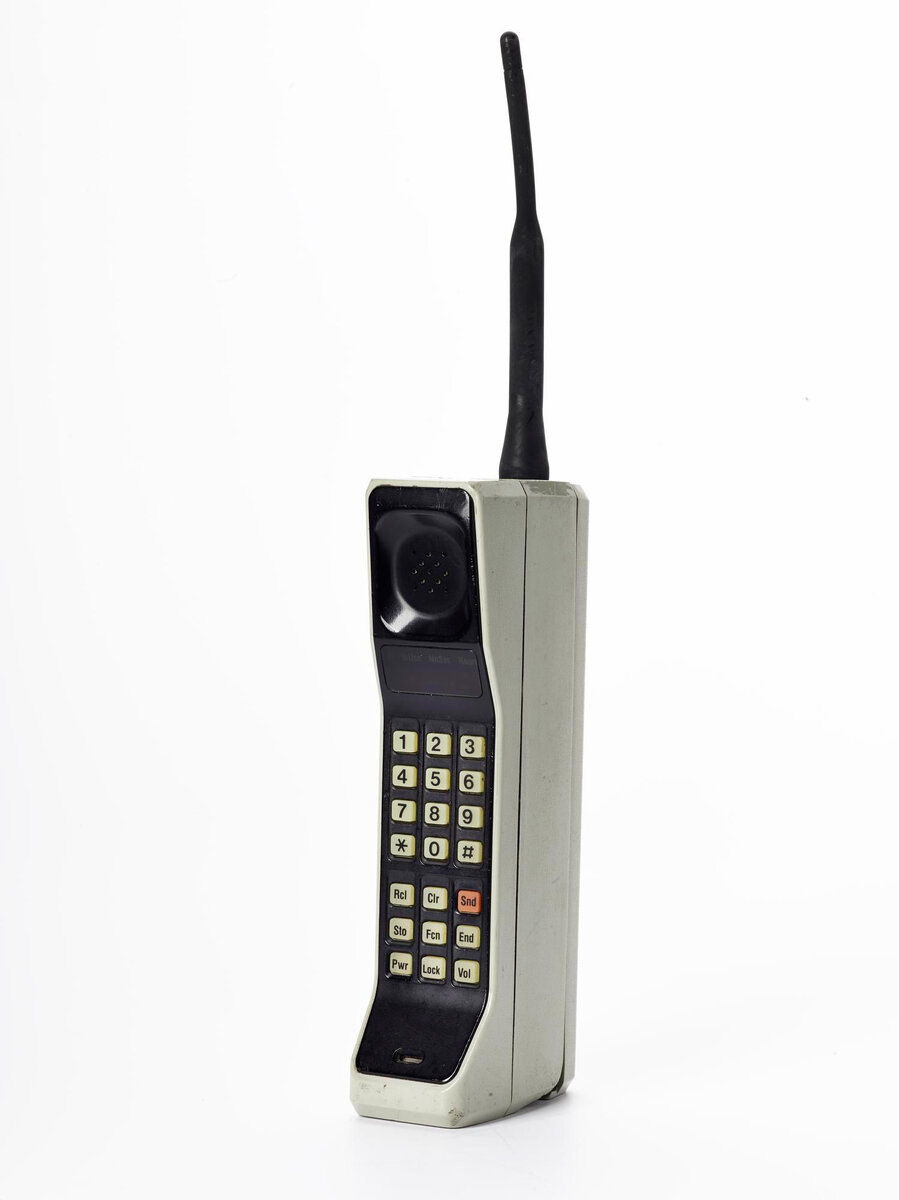 Сегодня во всем мире отмечается День рождения мобильного телефона, так как 3 апреля 1973 года впервые в мире был совершен звонок по мобильному телефону.