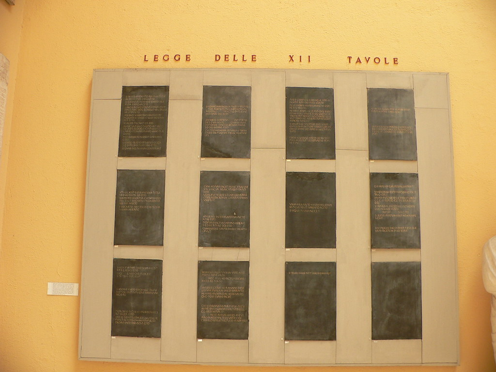 Двенадцать таблиц