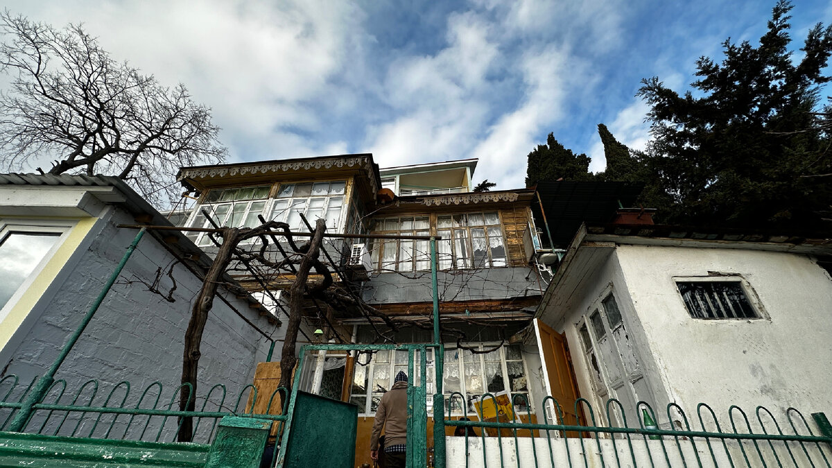 Домик , который снимает Бато почти на берегу моря, буквально в двух шагах от дачи Чехова в Гурзуфе, от нового музея Коровина, открытого Сергеем и Викторией Жигуноввм, и  от откроющегося  вскоре музея Цветаевой и пушкиниста Томашевского. Кто знает, может в будущем тут тоже будет ещё один музей, на этот раз - музей Бато? 