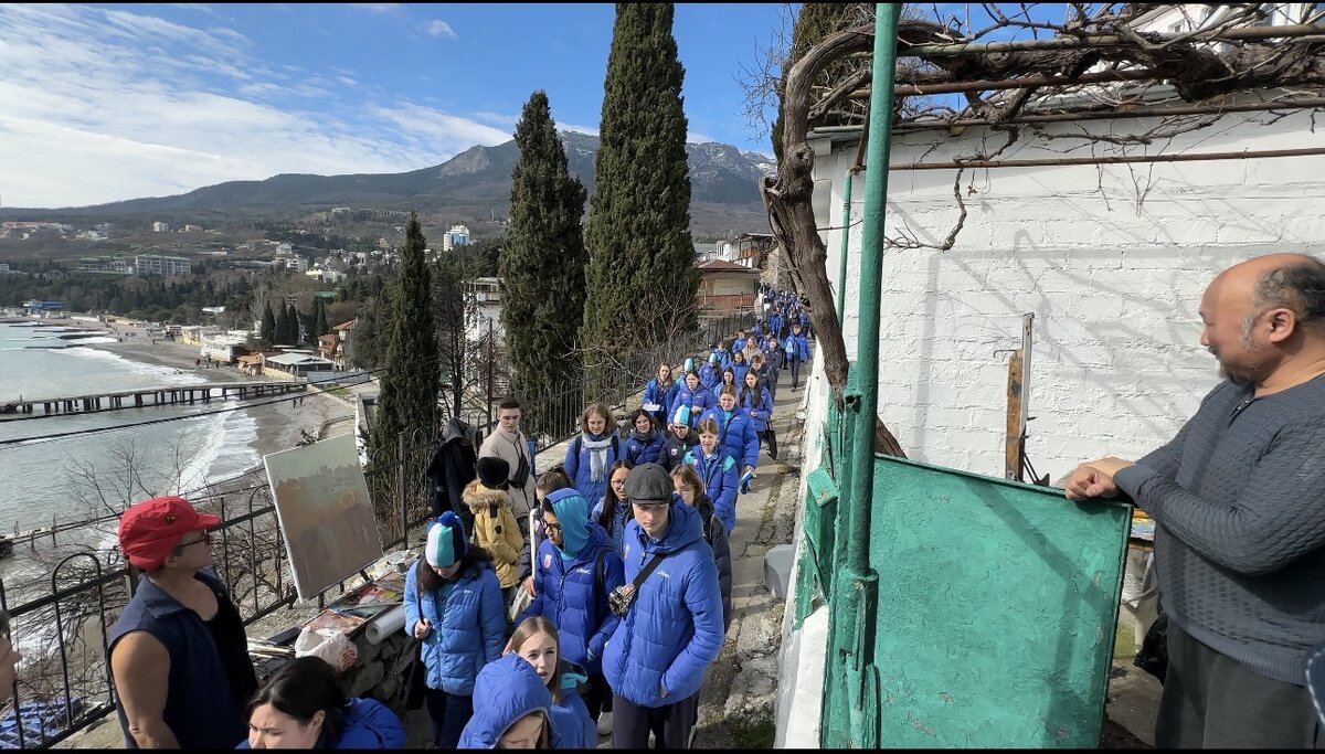 Пока этот поток «артековцев» идет в музей Чехова мимо домика, где останавливается Бато. Мне кажется, что однажды такой же поток будет идти и к этому домику тоже…   