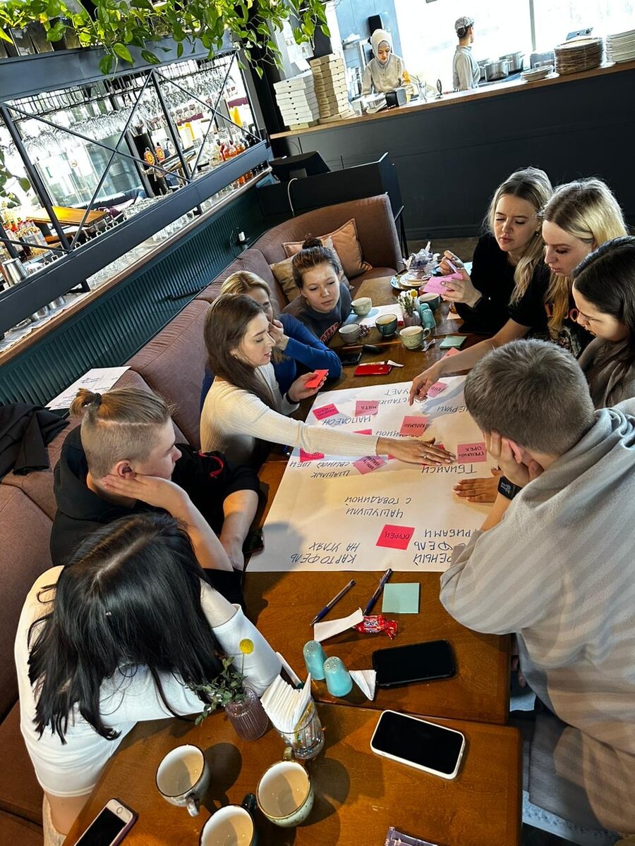 Во время тренингов много времени уделяется практической части. На фото ребята применяют полученные знания о сочетаниях различных ингредиентов и создают новые сочетания добавок к блюдам и напиткам.