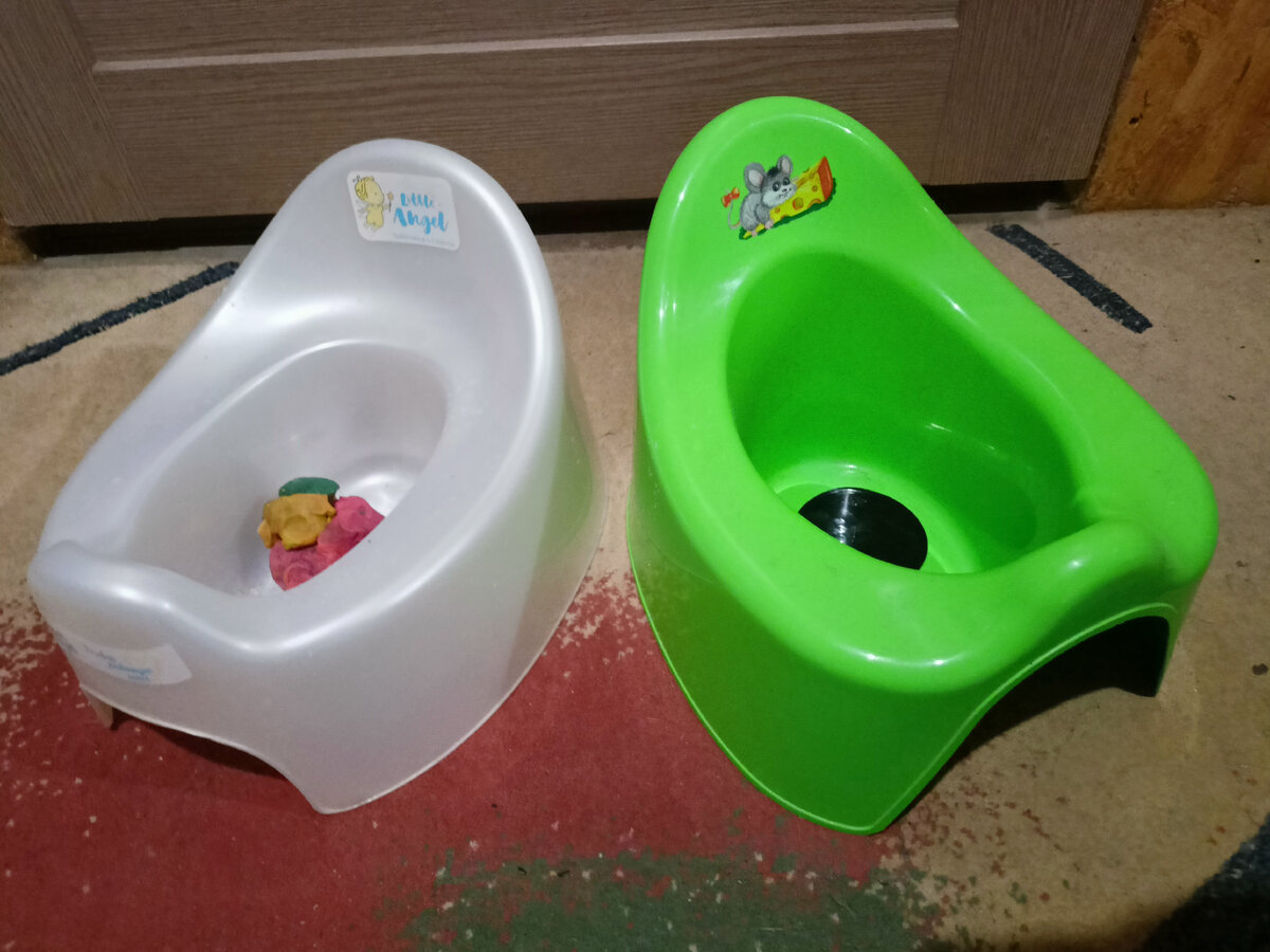В белом горшке - пластилин. В зелёном - приучающая наклейка