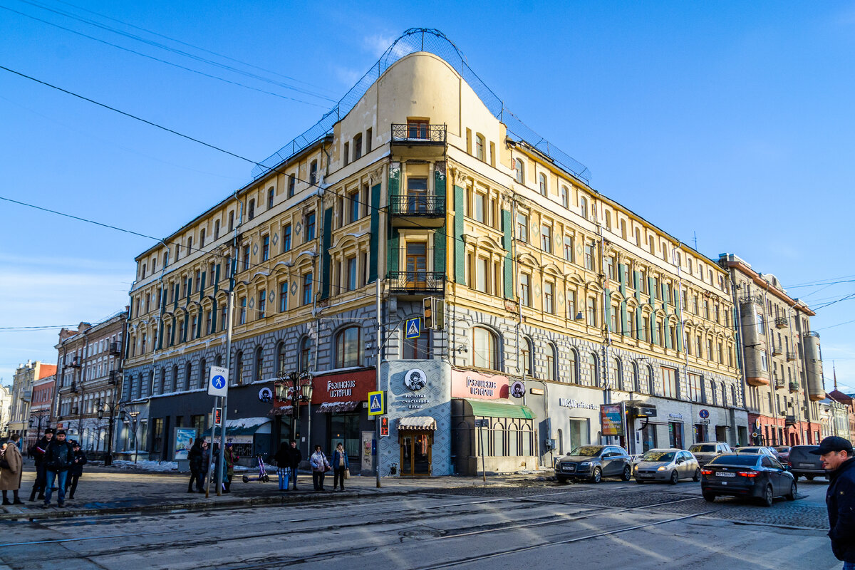 Так выглядит гостиница сегодня. Фото 23 марта (первое) и 3 апреля 2024 года.