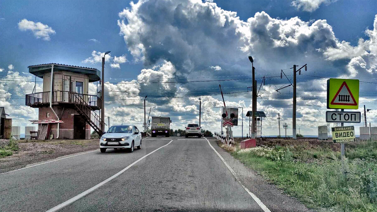     Автомобильная дорога «Саяны» в Манском районе Красноярского края пересекает пути основного хода Транссиба