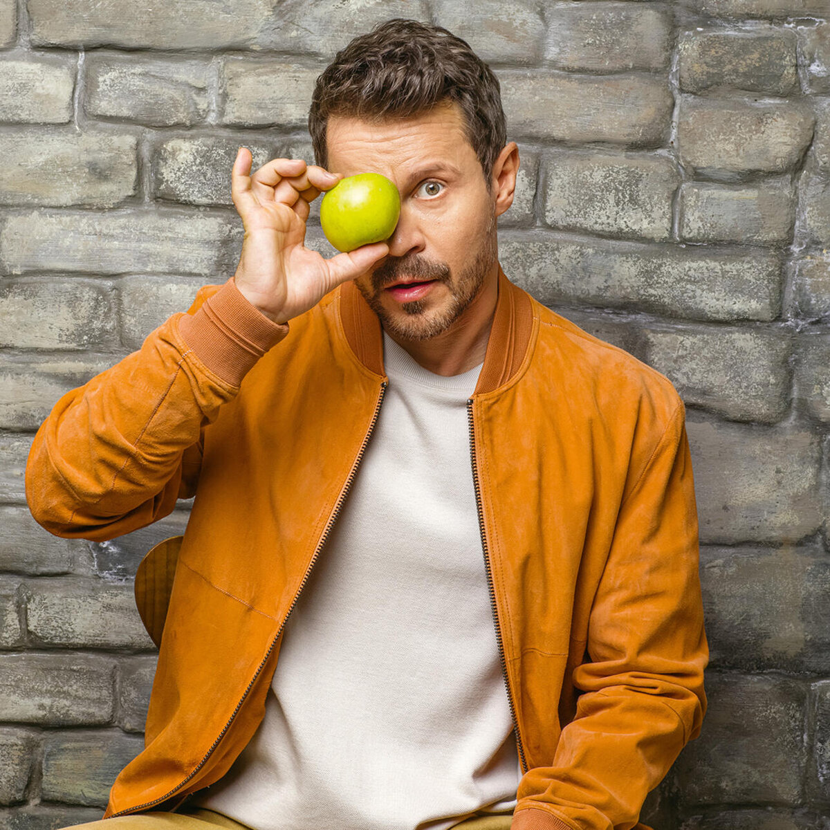    «Денег у нас, студентов, было очень мало. Порой неделями ели только гречку с кетчупом или майонезом. Чтобы не умереть с голода, подрабатывали. На разных площадках делали какие-то сценки, играли детские спектакли» Куртка Pal Zileri, футболка Agnona, Кашемир и шелк Филипп Гончаров