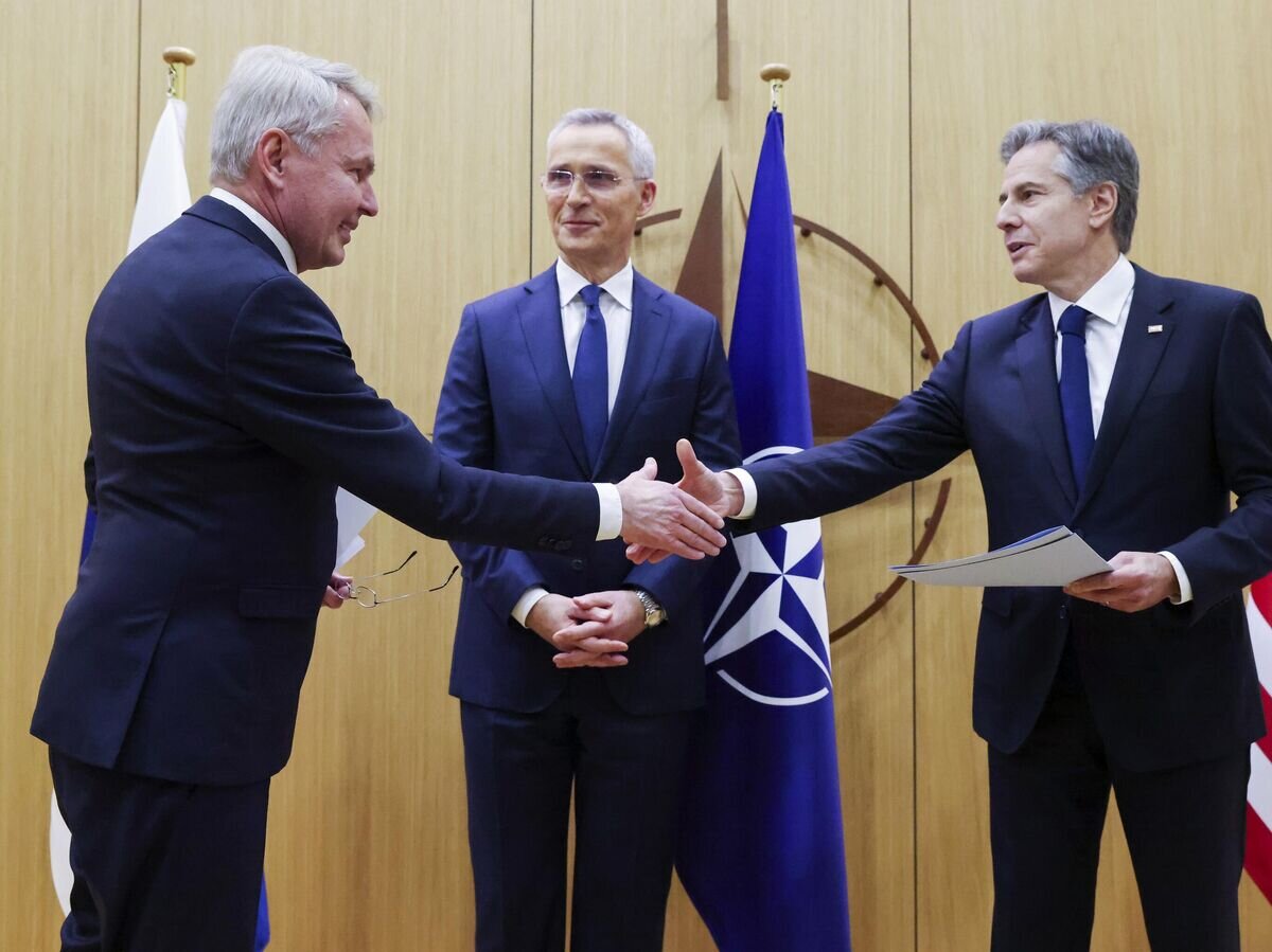   Глава МИД Финляндии Пекка Хаависто, генеральный секретарь НАТО Йенс Столтенберг и госсекретарь США Энтони Блинкен во время передачи документов о вступлении Финляндии в НАТО© AP Photo / Johanna Geron, Pool Photo