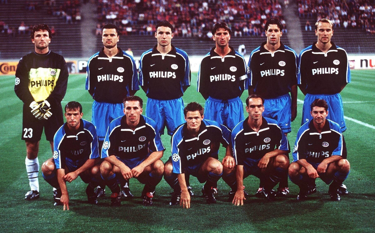 15 сентября 1999 года. Мюнхен. "Бавария" - ПСВ - 2:1. Юрий Никифоров (второй слева в верхнем ряду) и Дмитрий Хохлов (справа в верхнем ряду) в составе голландского клуба перед стартом матча Лиги чемпионов. Тертий слева в верхнем ряду - Марк ван Боммел. Фото Getty Images