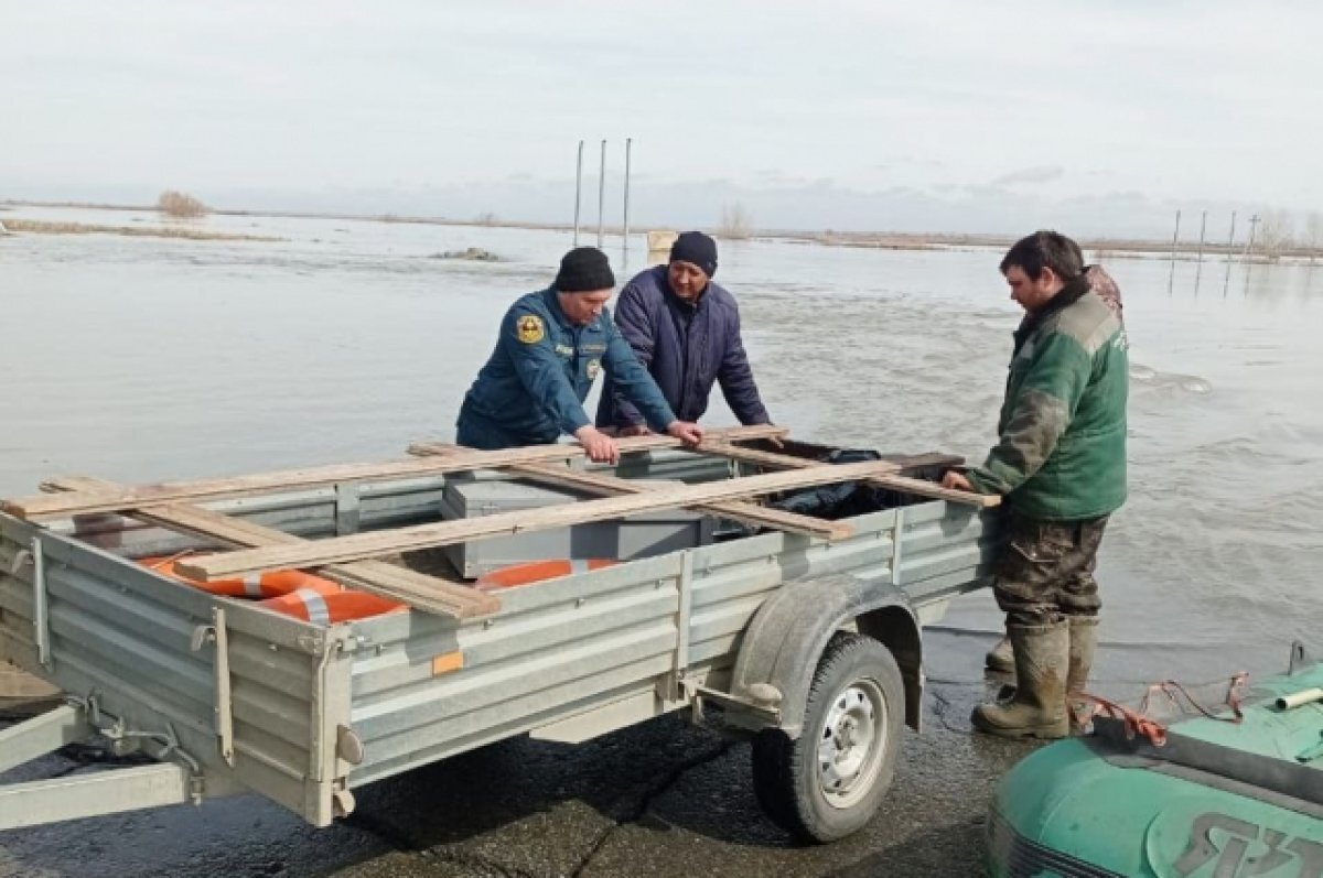    В Домбаровском районе спасатели помогли запустить водоснабжение