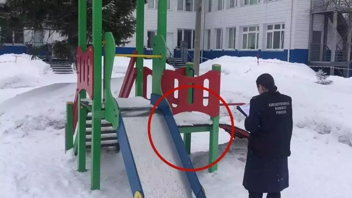     Трехлетний мальчик из Лесосибирска, который застрял на горке в детсаду, не приходит в себя больше двух недель и находится в тяжёлом состоянии.