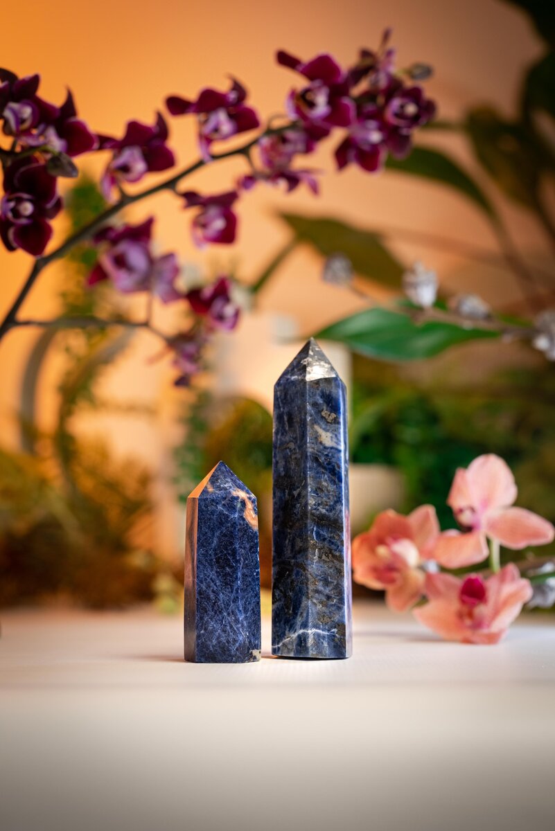 Содалит кристалл из лавка "Травы и самоцветы"