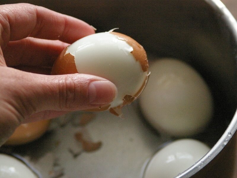 Пока не попробуете приготовить яйца таким способом хотя бы разок, не поверите в то, что это действительно очень вкусно, но необычно.-2