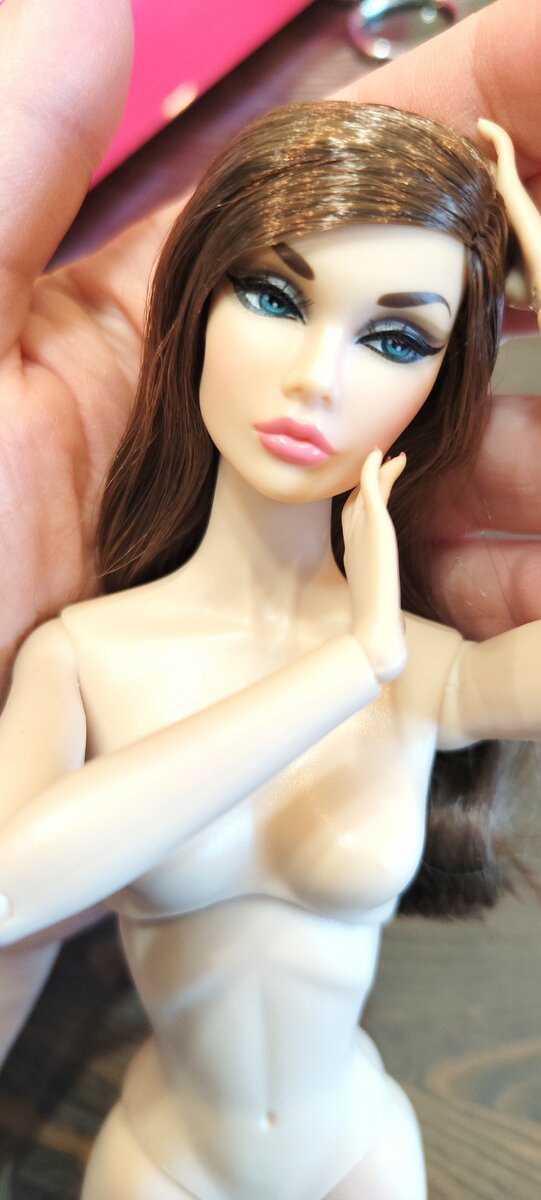 Прямо из коробки, на ладошке. Грустная, видимо, почувствовала, что я не очень-то и рада