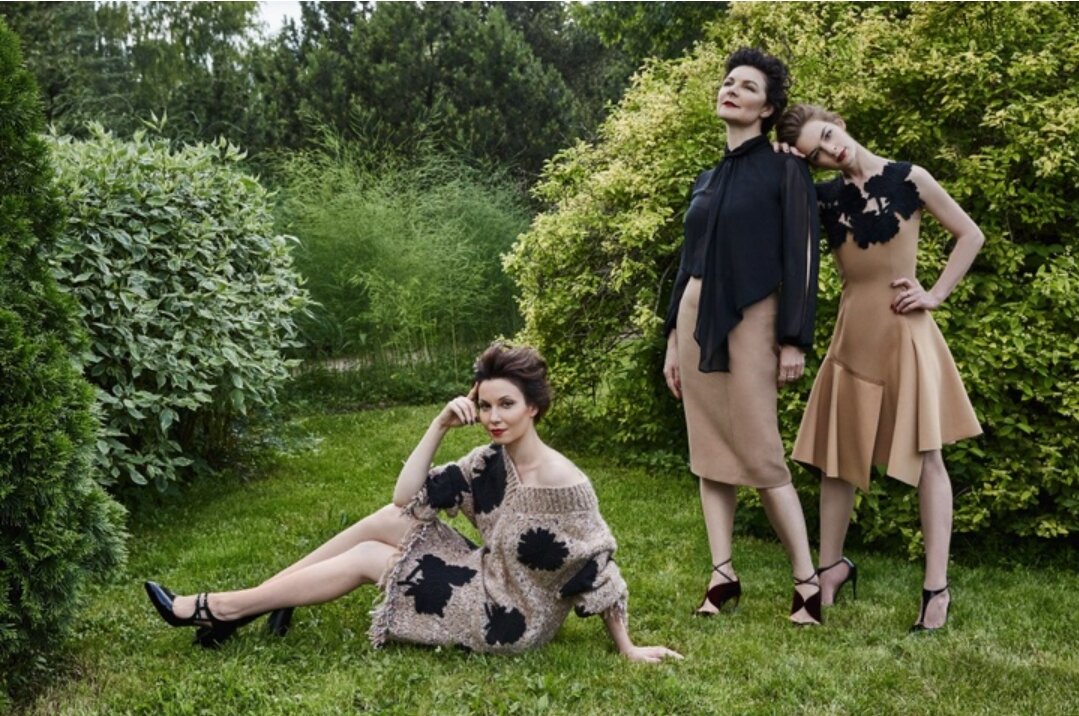 Двух женщин словно добавили потом. Центральная героиня одета так словно пришла из прошлого. Ее волосы уложены в изысканную прическу, у моей бабушки такая на фотографии, которую делали в 50-х. Она стоит с гордо поднятой головой, демонстрируя силу и независимость. 