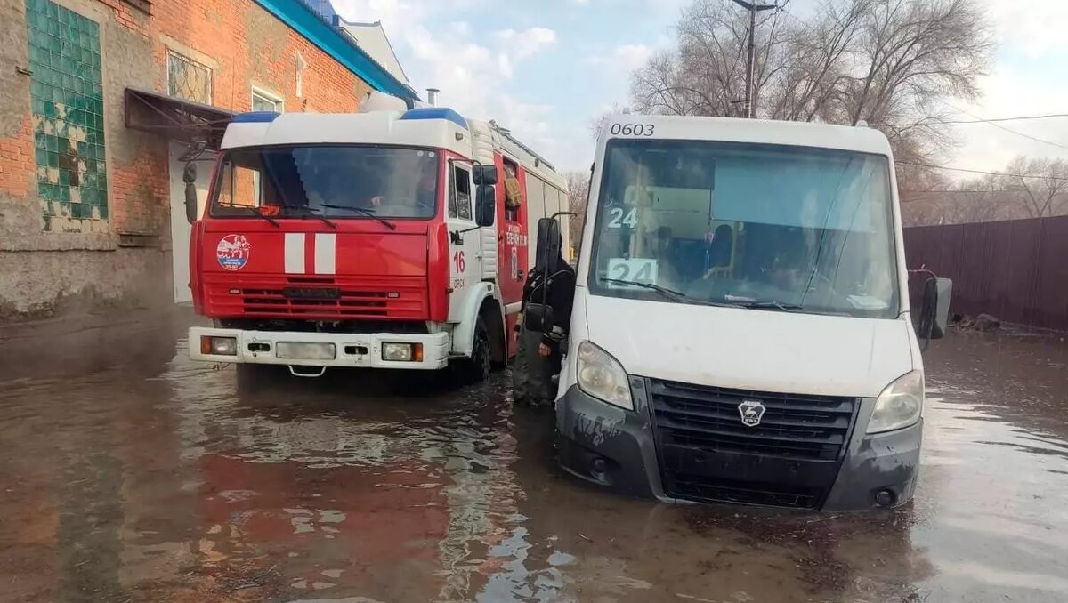 В Орске из-за паводка людей эвакуировали из пассажирского автобуса |  56orb.ru | Дзен