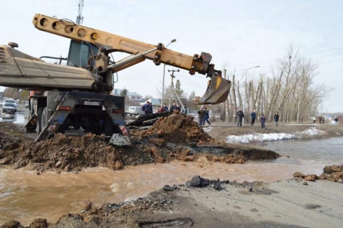    В Оренбургском районе из-за паводка вскрыли дорожное покрытие