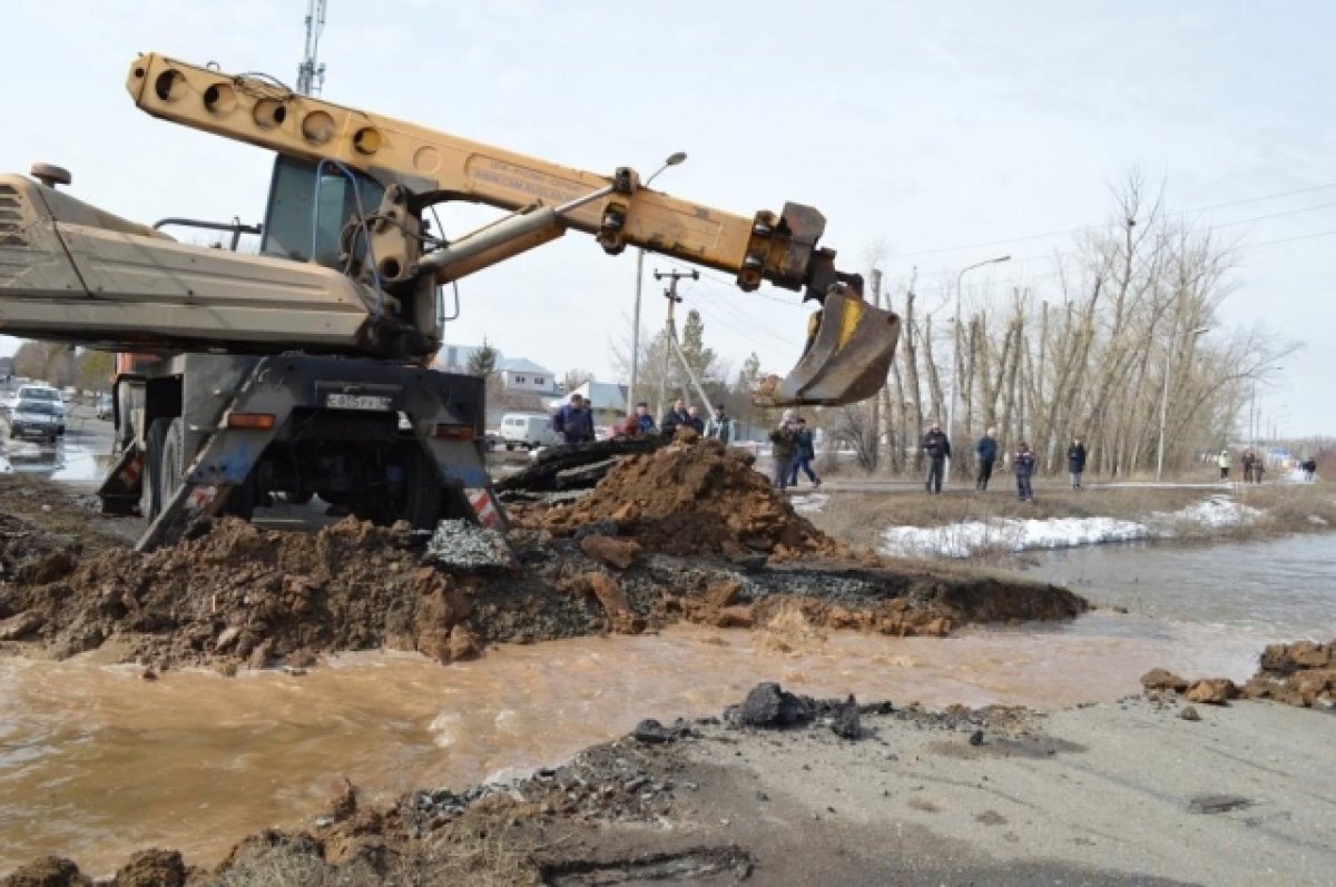 В Оренбургском районе из-за паводка вскрыли дорожное покрытие | АиФ–Оренбург  | Дзен