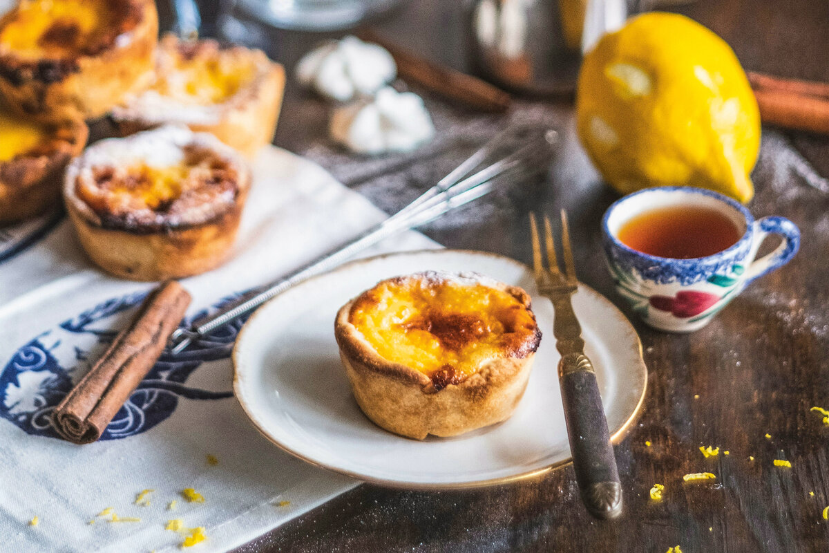     Португальские пирожные, торт «Павлова» и ещё 3 впечатляющих десерта, которые на самом деле готовятся легко