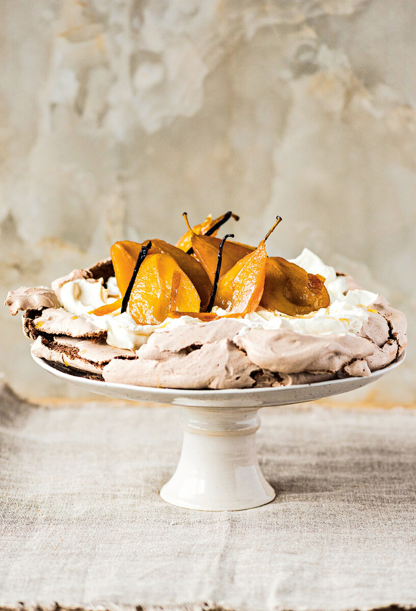    Торт &laquo;Павлова&raquo; с пряными грушамиФото: StockFood/Fotodom.ru