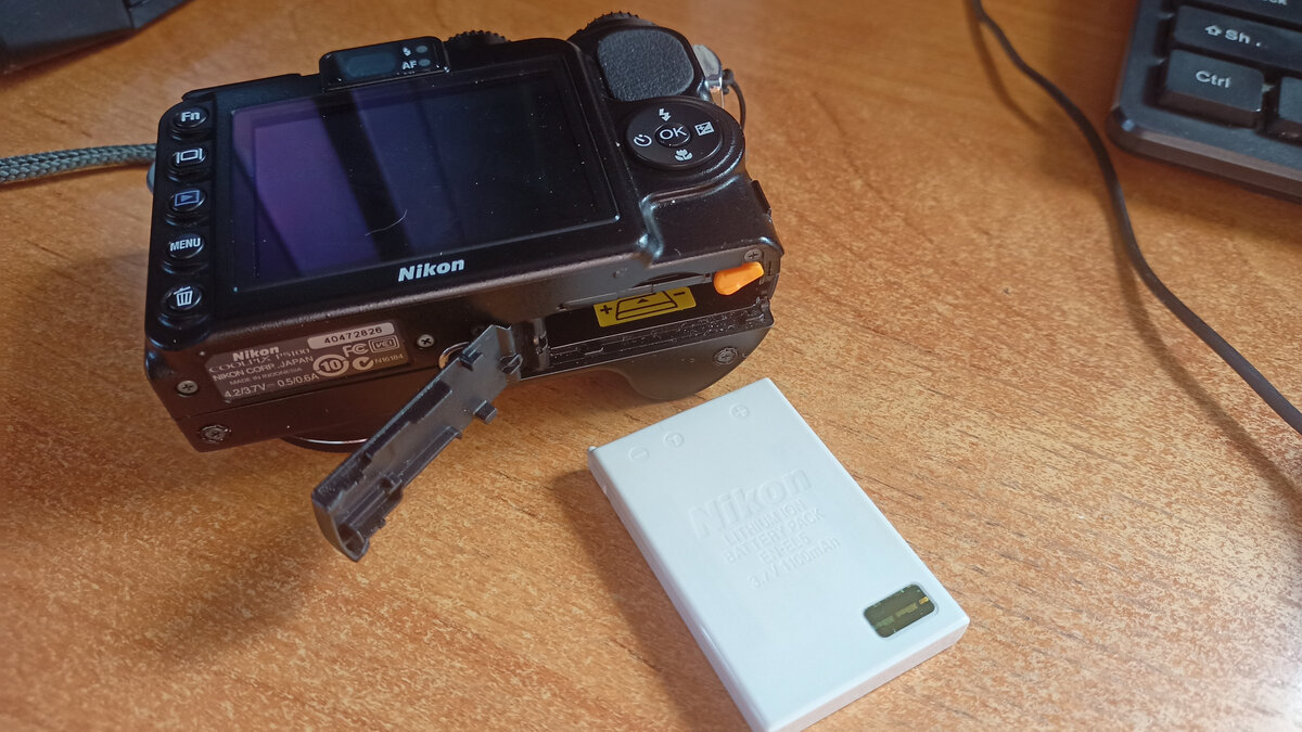 Батарея и карта памяти - сюда!