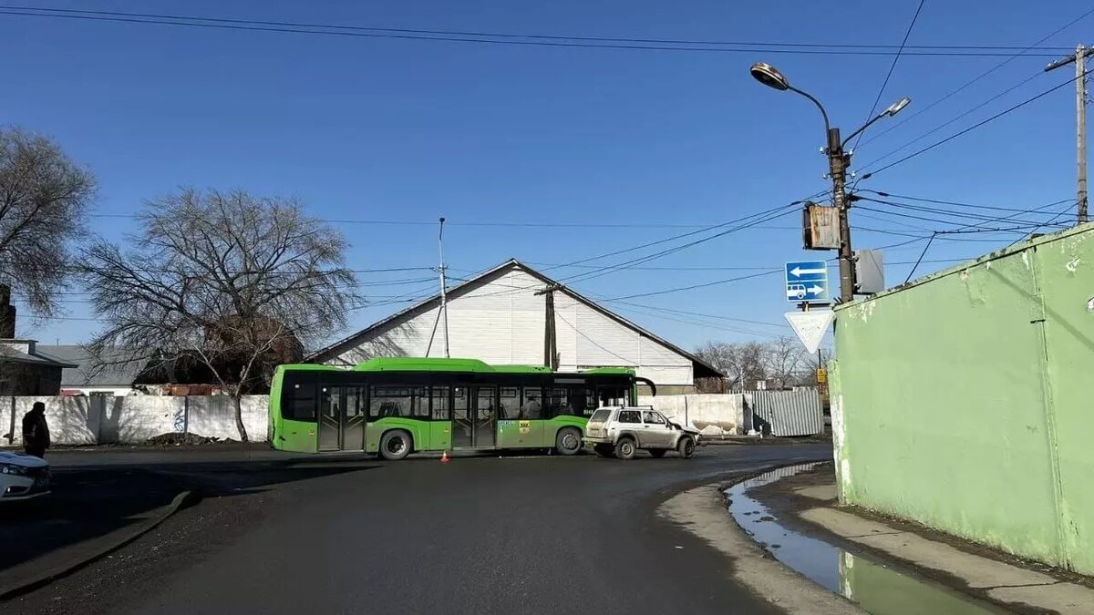 В Оренбурге легковушка протаранила пассажирский автобус. Есть пострадавшие  | 56orb.ru | Дзен