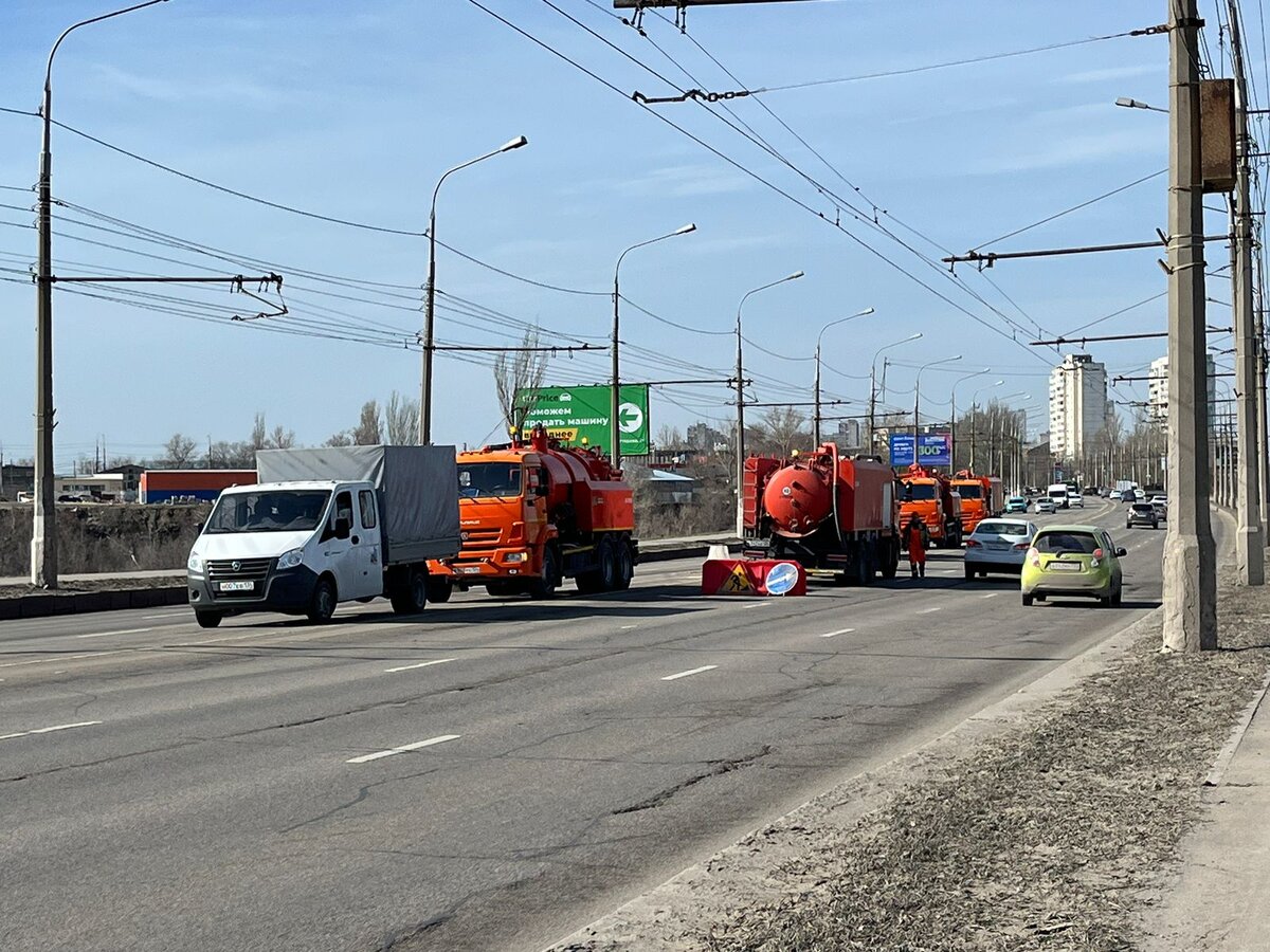 Кусок асфальта провалился на дамбе на севере Волгограда | Блокнот Волгоград  | Дзен