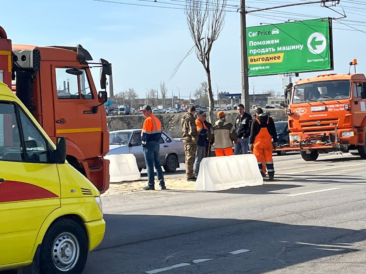 Кусок асфальта провалился на дамбе на севере Волгограда | Блокнот Волгоград  | Дзен