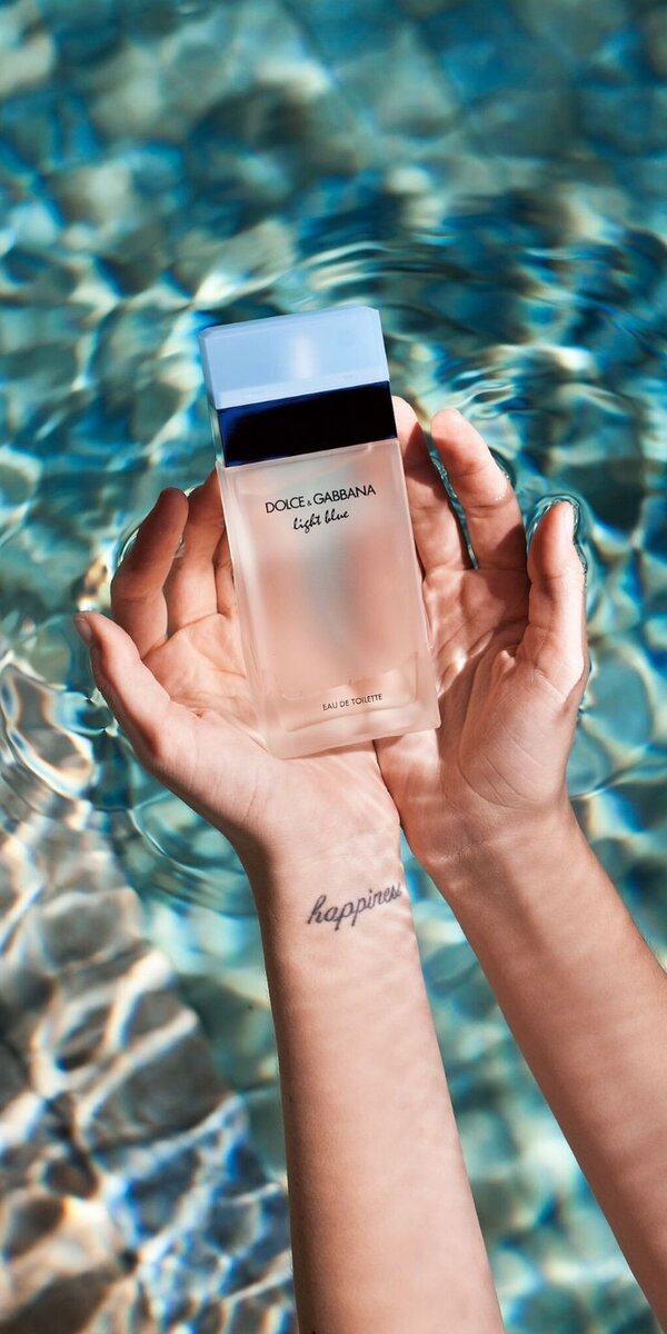 Верхние ноты: Сицилийский лимон, Яблоко, Кедр и Колокольчик; средние ноты: Бамбук, Жасмин и Белая роза; базовые ноты: Кедр, Мускус и Амбра.