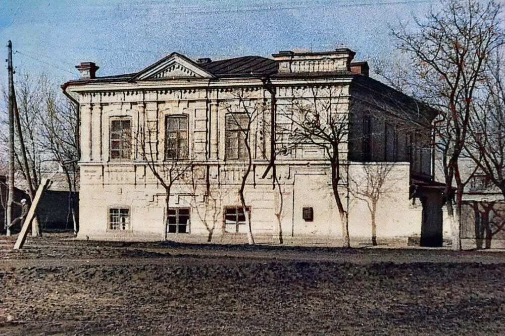 Ейский детский дом в 1942 году. Источник фото: яндекс картинки. Восстановлено автором. 