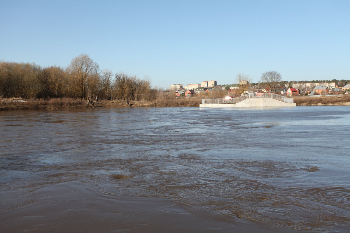 утро 3 апреля. Фабричная плотина полностью под водой