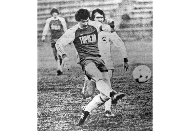 «Торпедо» - «Пахтакор» (Ташкент) – 1:0. Подача торпедовца Виктора Круглова, на дальнем плане – Василий Жупиков.