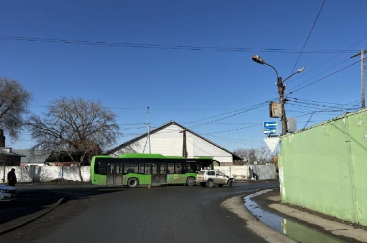    В Оренбурге «Нива» врезалась в зелёный «НефАЗ». Есть пострадавшие