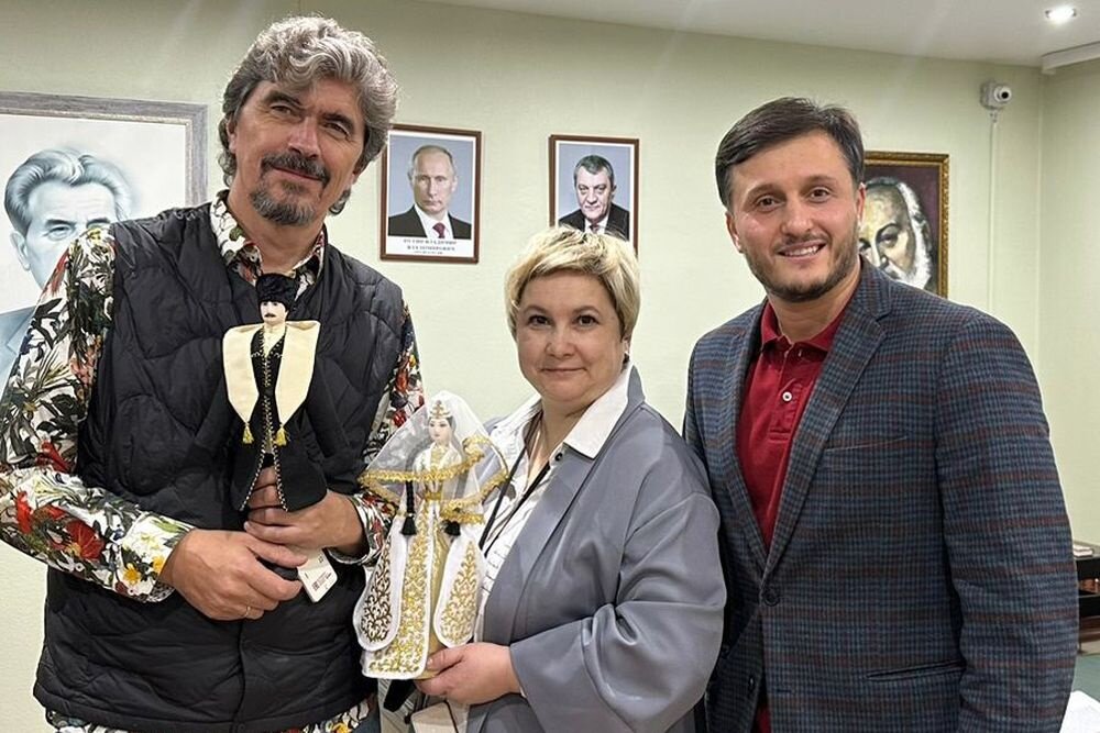 Слева направо: театровед, драматург, эксперт фестиваля Александр Вислов, Вероника Берман, художественный руководитель Осетинского театра кукол Гиви Валиев / "Арлекин"