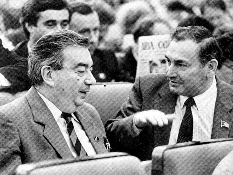 В зале заседаний Верховного Совета СССР. Депутаты А.С. Дзасохов и Е.М. Примаков. 1989 г.