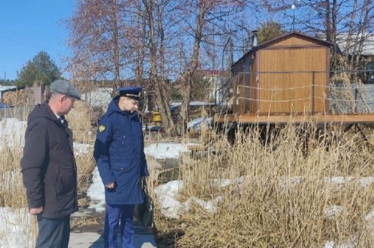    На место массовой гибели рыбы выехал прокурор.
