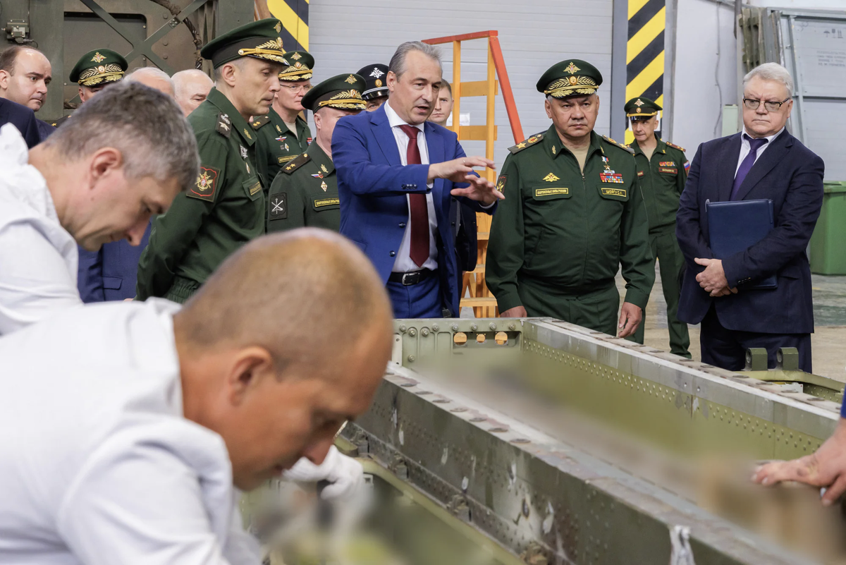 На какой завод приезжал шойгу. Шойгу посетил. Шойгу на оборонном предприятии. Шойгу в концерне Алмаз Антей. Шойгу на предприятиях ВПК.