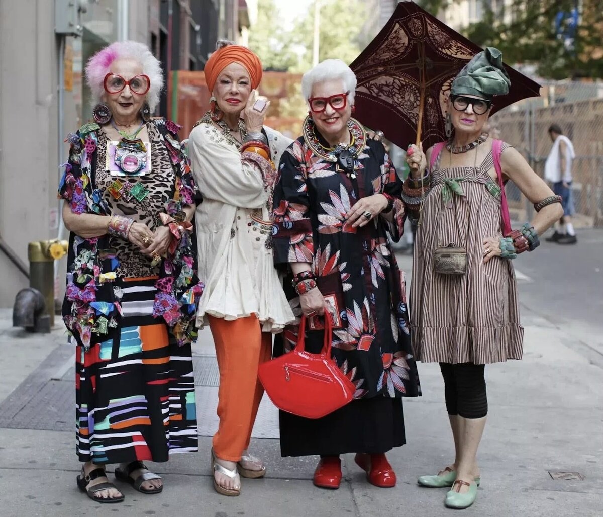 Старость нас дома не застанет. Я и мои подружки будем такими обязательно, но ещё очень нескоро. Фото из интернета.