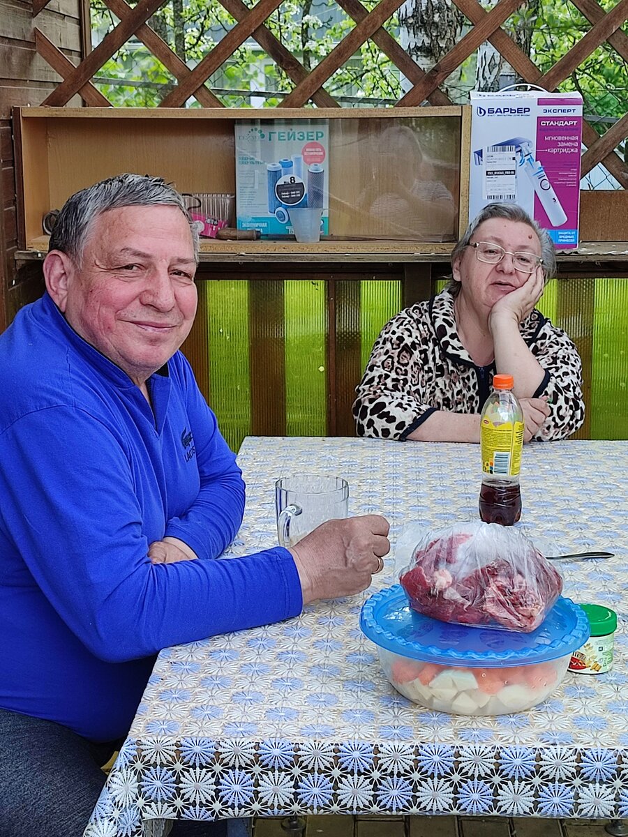 папа и мама на нашей даче (лето 2023г.)