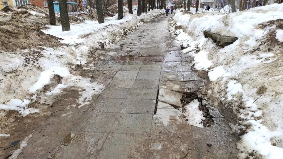     Жители Глазова пожаловались на разрушенный тротуар по улице Совесткой.