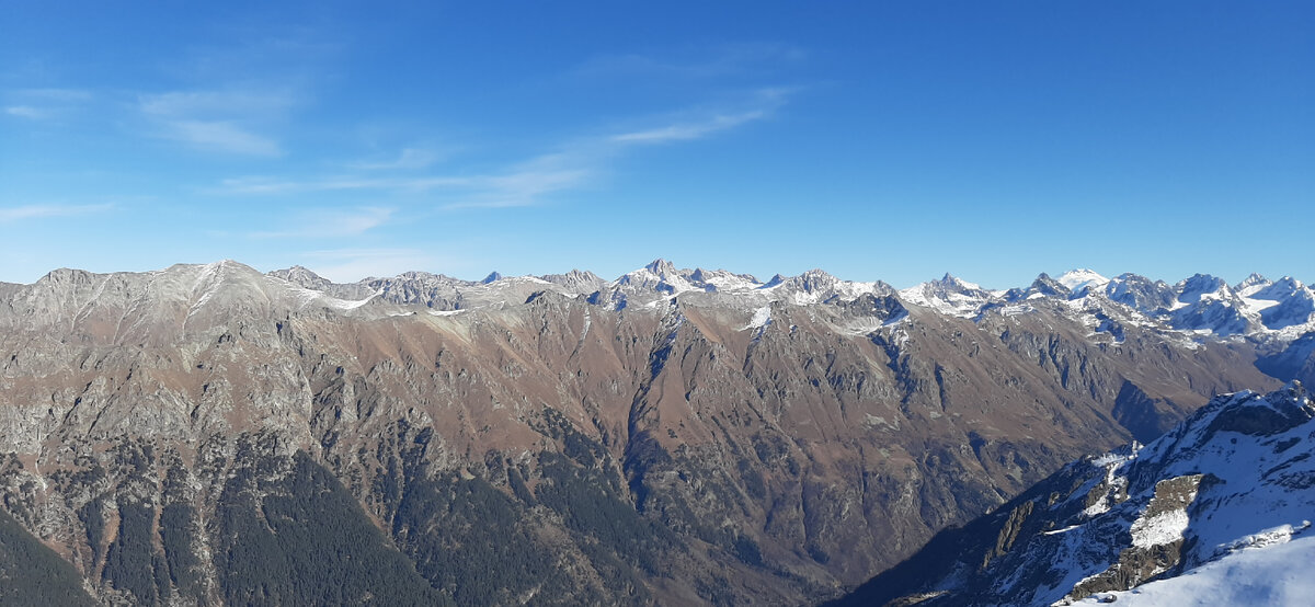 Горная панорама, которая открывается с одной из вершин.