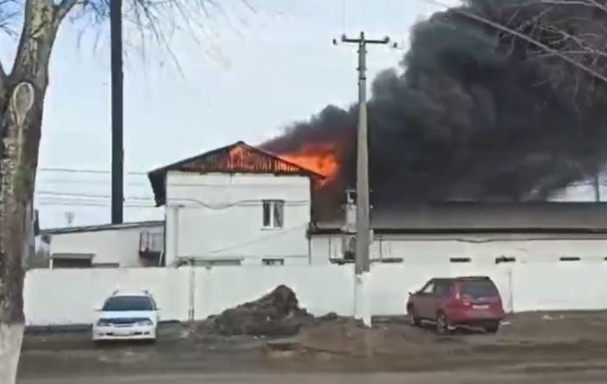    Пожар на складе с древесиной тушат в столице ЕАО