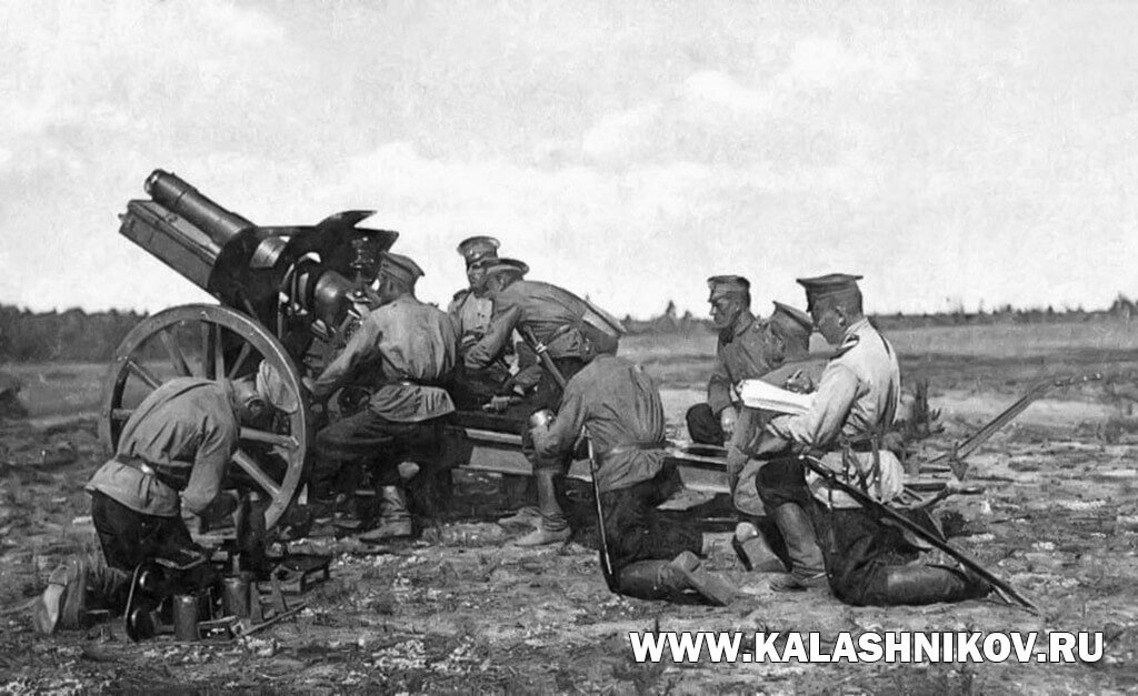 Расчёт 48-лин полевой гаубицы системы Круппа обр. 1909 г. за учебной работой (сошник не упирается в ямку в грунте, как это должно было бы быть при реальной стрельбе, а просто стоит на нём). Наводчик (второй слева военнослужащий) визирует заданный ориентир в панораму Герца