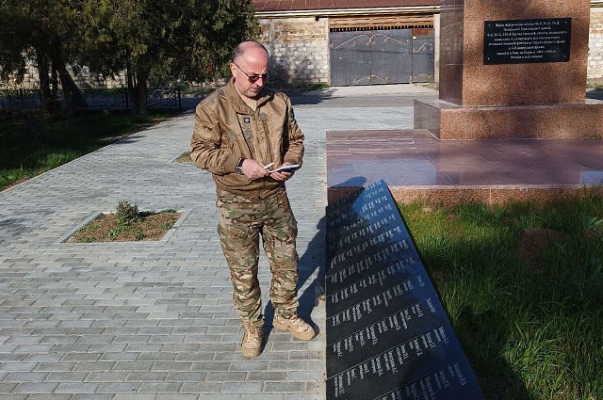   Иса Сардалов ищет фамилии земляков на мемориальных плитах.