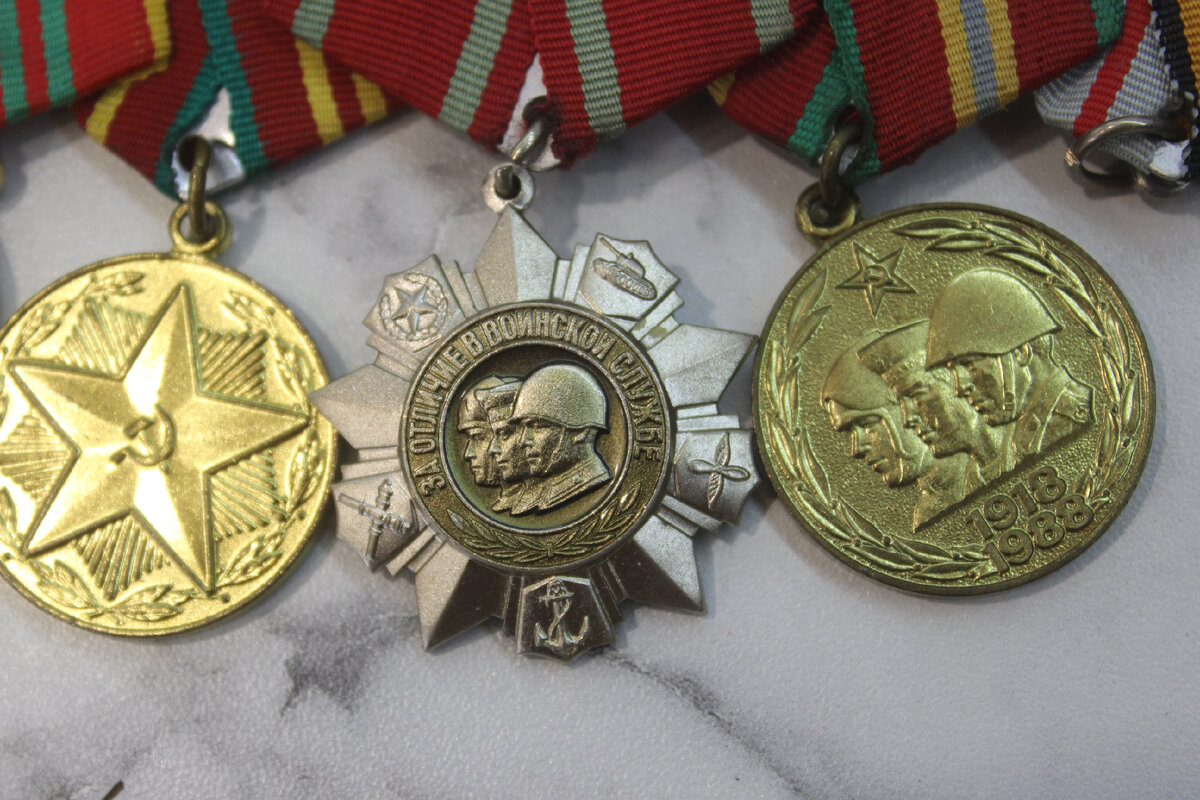 В центре главная и редкая награда советского прапорщика.