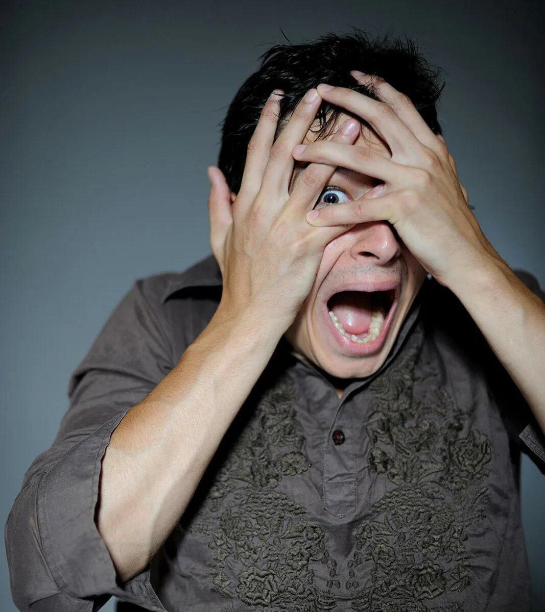 Frightening. Frightening. Испуг на лице. Frightening. Напуганная девушка.